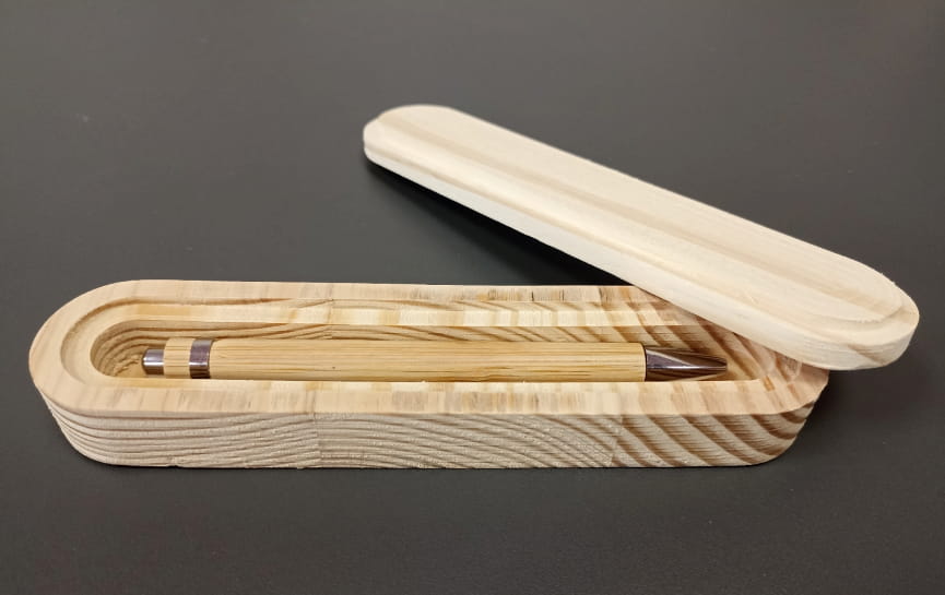 Boîte en bois avec un couvercle qui contient un stylo